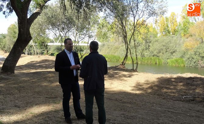 El alcalde ha visitado los trabajos de limpieza de las orillas de la Isla del Soto