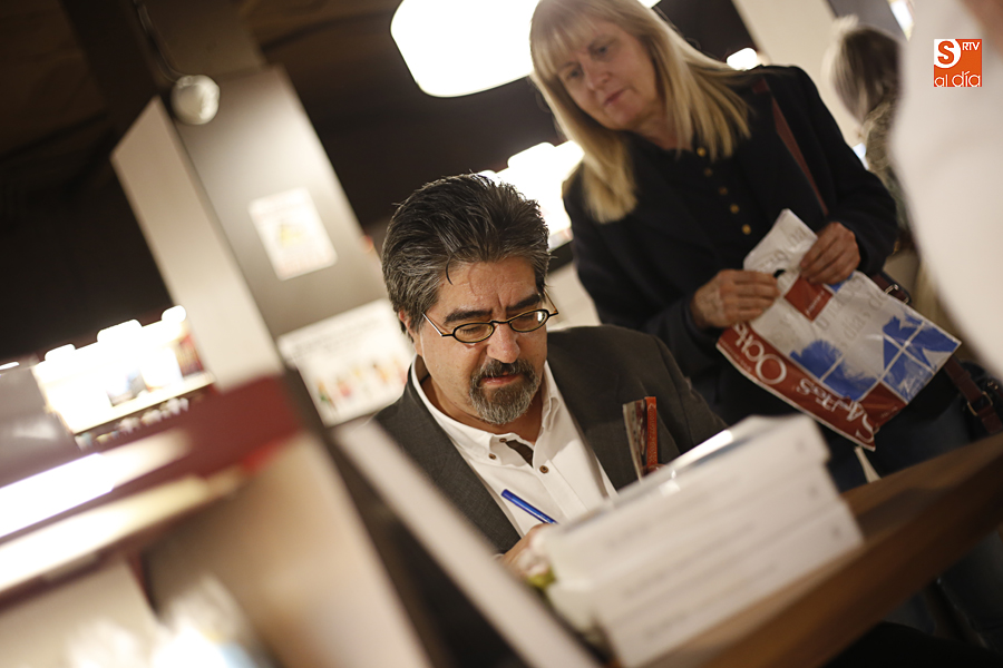 El escritor Luis García Jambrina firmando ejemplares de su nueva novela. Foto: Álex López
