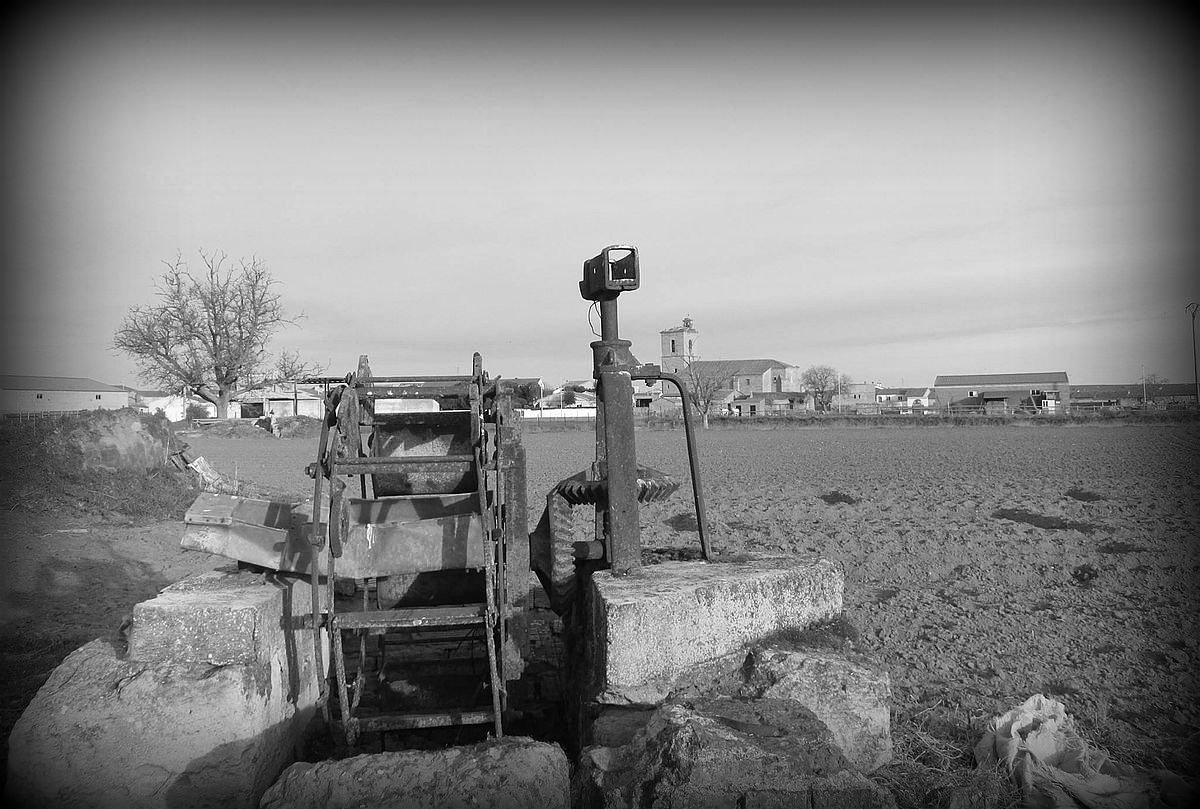 La noria con la iglesia de Cantalpino al fondo | Foto: Jesús Barbero