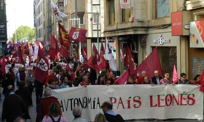 M&aacute;s de 1.000 personas se manifiestan en Zamora por la Regi&oacute;n Leonesa  