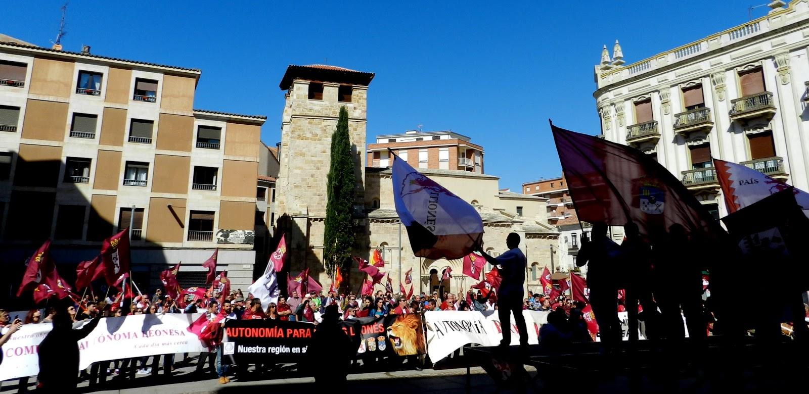 Foto 6 - Más de 1.000 personas se manifiestan en Zamora por la Región Leonesa  