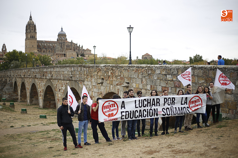 El Frente de Estudiantes, en el Puente Romano. Foto: Alex López