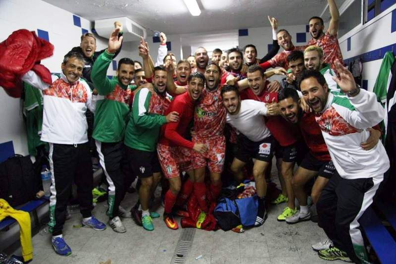 La plantilla del Guijuelo celebra su clasificación para los 1/16 de final de la Copa del Rey