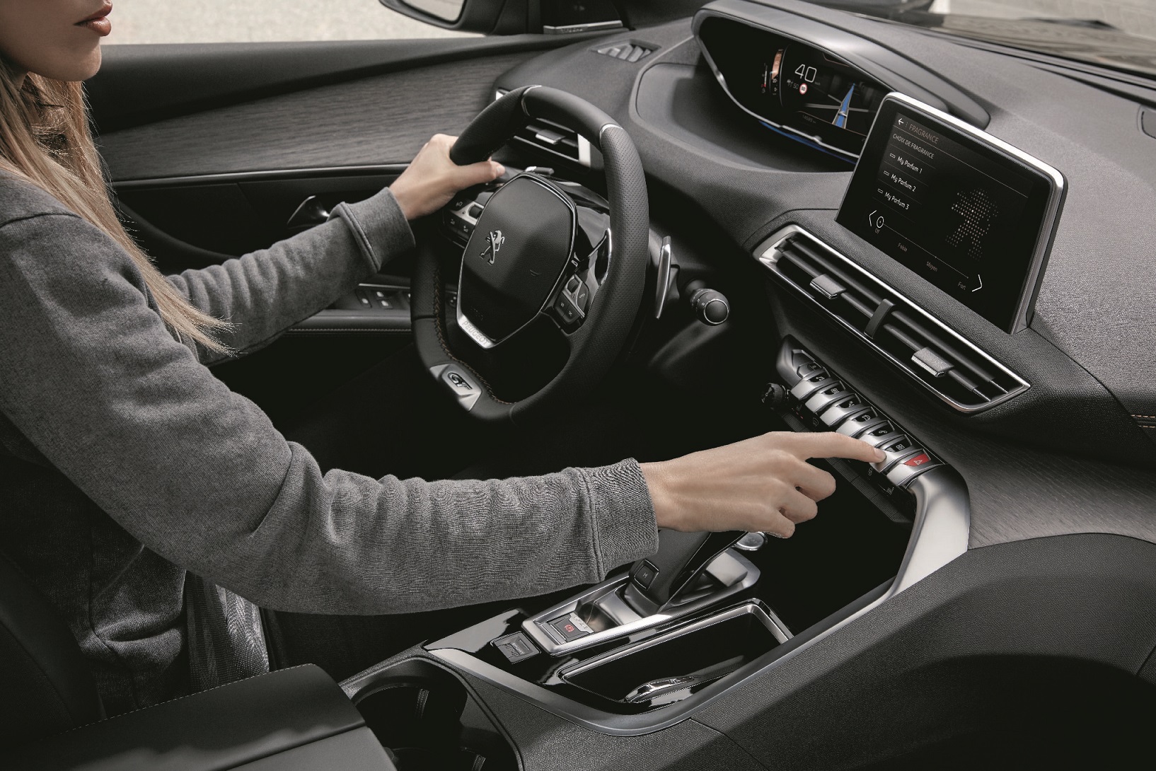 Gracias a la opción i-Cockpit Amplify y su difusor integrado en el salpicadero, el usuario podrá elegir entre tres fragancias diseñadas por el afamado perfumista Antoine Lie