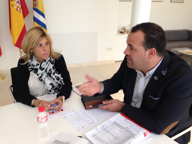 El alcalde de Santa Marta y la concejal de Economía y Hacienda
