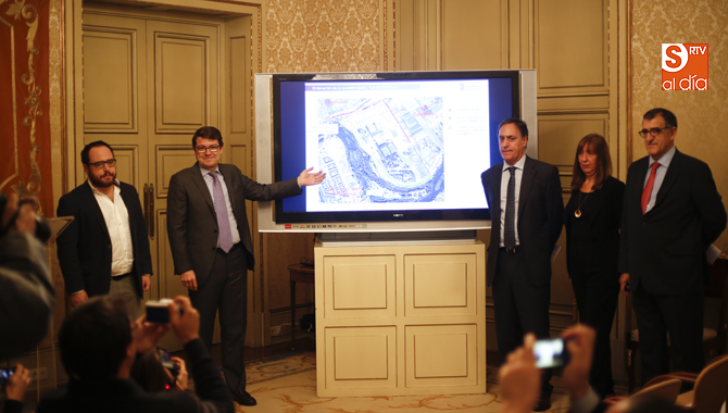 El alcalde, acompañado de varios de los concejales del equipo de Gobierno. Foto: Álex López