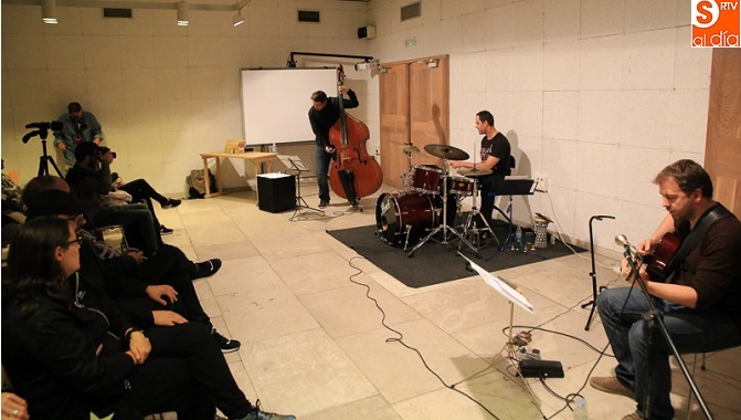 Variedad musical con el trío, en Las Conchas. Fotos: Alberto Martín