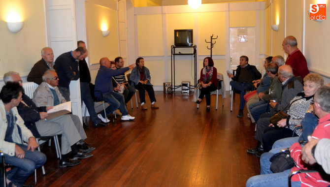 Los vecinos de las Veronicas mantenian un encuentro con la alcaldesa Carmen Ávila y el concejal Isidro Rodriguez