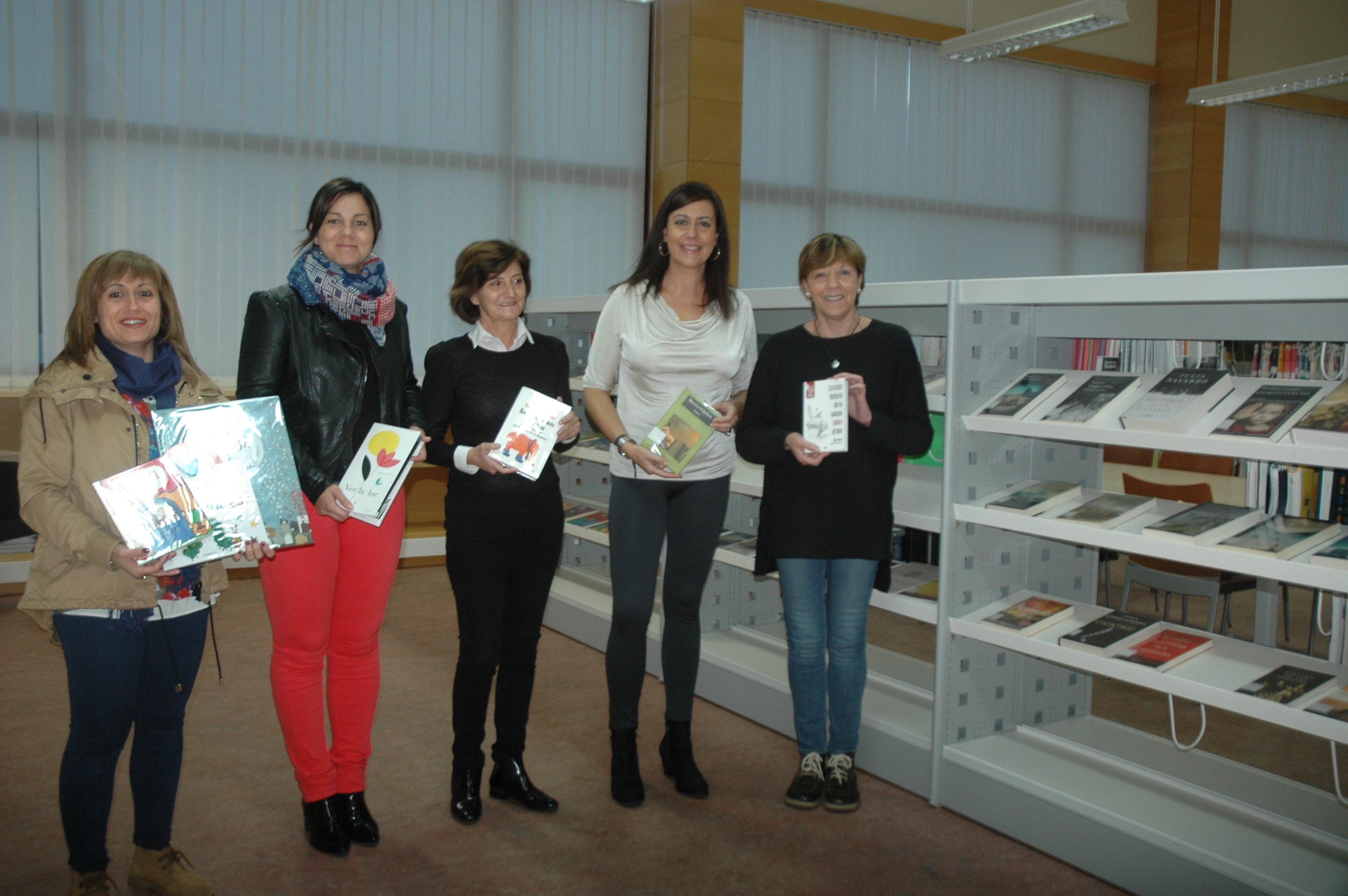 La concejala, María Jesús Moro (2ª izqda), presenta las novedades junto a las bibliotecarias.