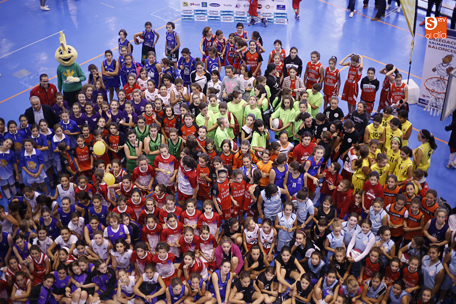 Foto familiar de los conjuntos masculinos que han competido en el Recinto Ferial