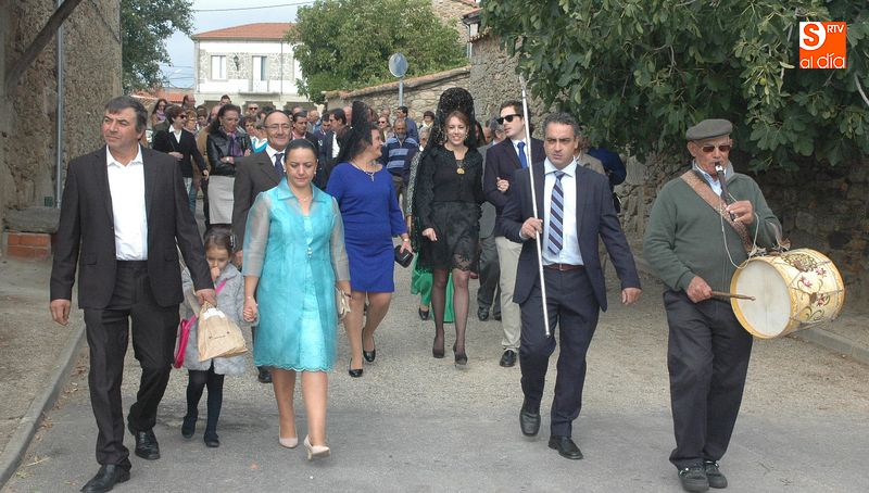 El alcalde, Javier Castro, portaba la vara en el pasacalles en calidad de mayordomo