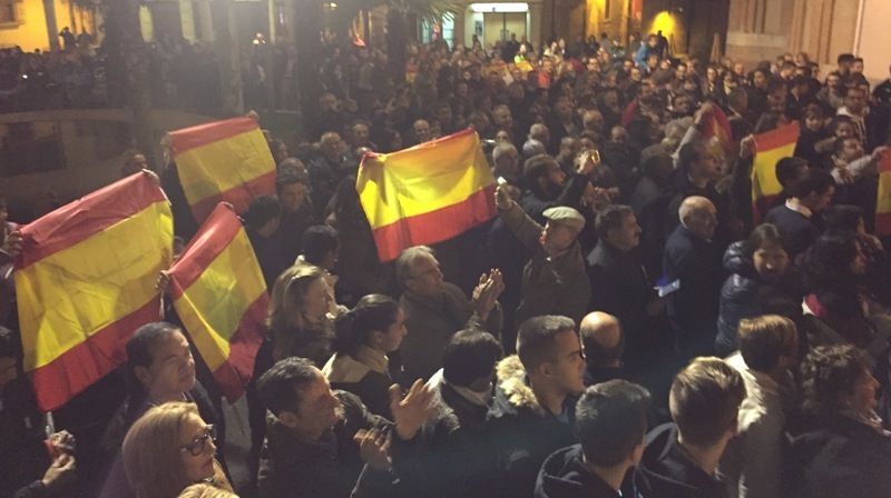 Individuos de ultraderecha intimidan a los informadores grabándoles y fotografiándoles en el...