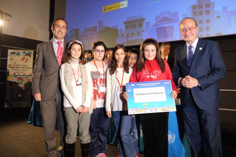 Un momento de la entrega del galardón con la presencia del alcalde Pedro Samuel Sánchez, a la izquierda