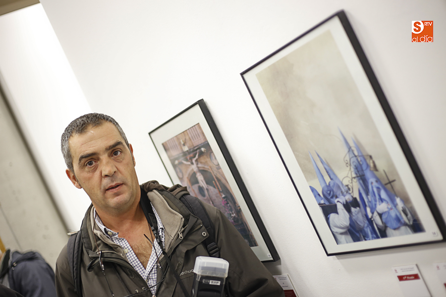 Pablo de la Peña, ganador del XXXII Concurso de Fotografías de la Semana Santa Salmantina, junto a la obra premiada (Foto de Álex López)