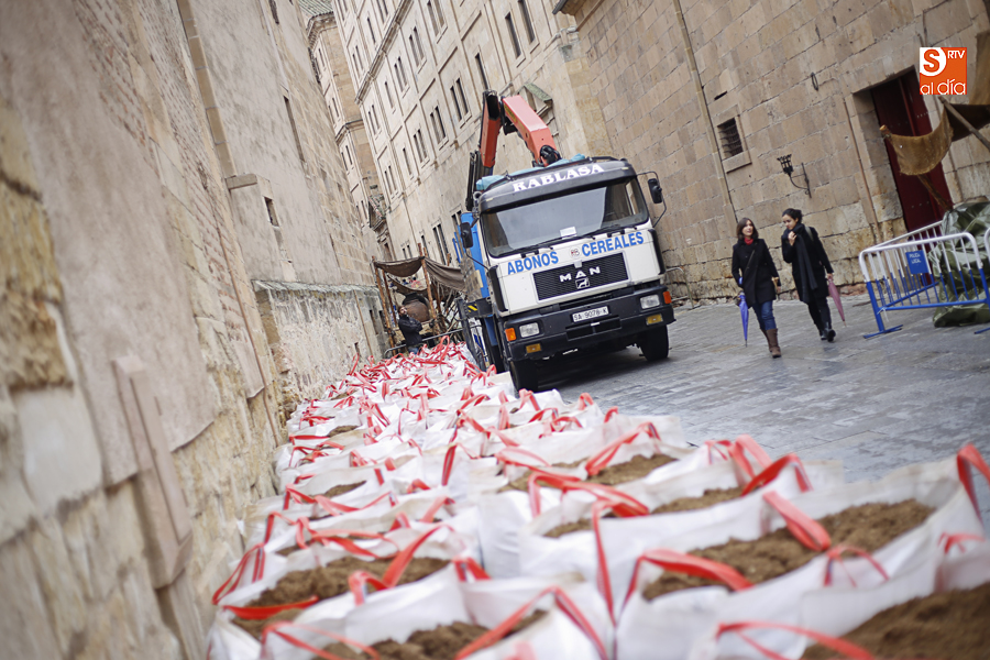 La calle Compañía tenía esta mañana los sacos de arena para acondicionar la calle (Foto de Álex López)