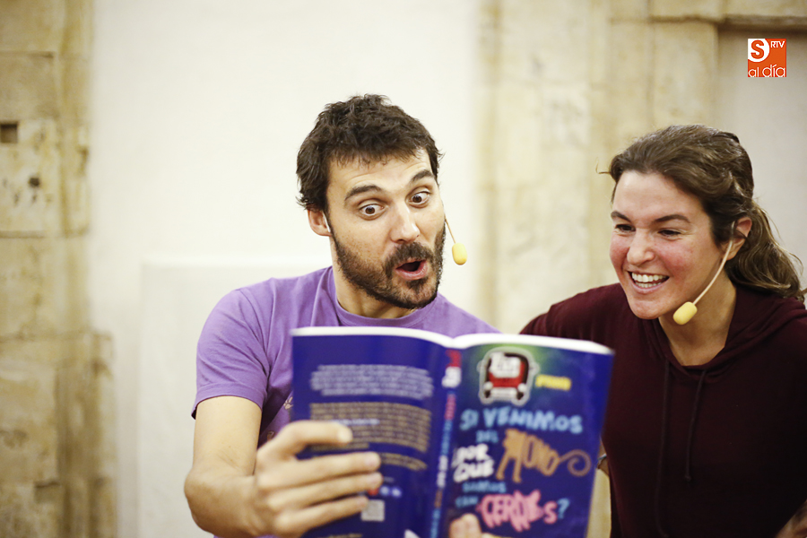 Oriol Magrans y Helena Arlequino presentaron en el Liceo un divertido libro de divulgación científica / Foto de Alejandro López