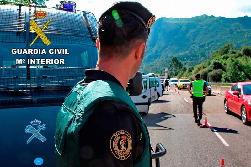 Grupo de GRS de la Guardia Civil en un control en una carretera