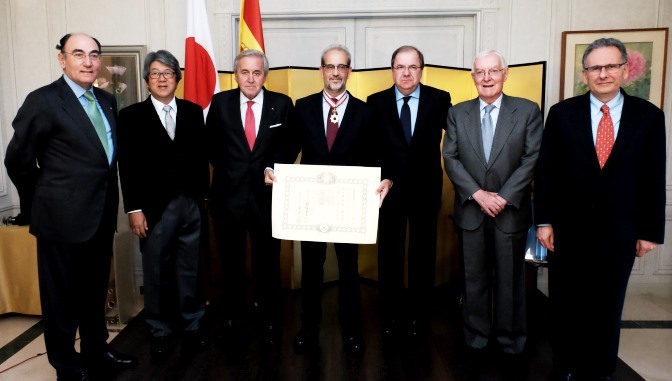 El rector de la Universidad de Salamanca, en el centro, con el diploma de esta distinción