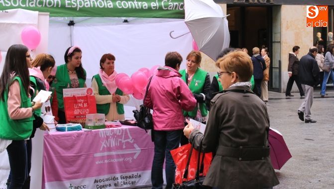 Stand informativo en la plaza del Liceo. Fotos: Alberto Martín