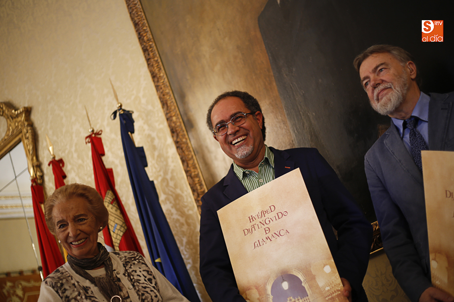 El alcalde nombra huéspedes distinguidos a los hispanistas Jüri Talvet y Abdul Hadi. Foto: Alejandro López