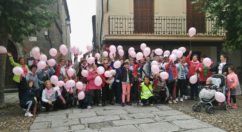 Globos solidarios en la Plaza Mayor de Ledesma