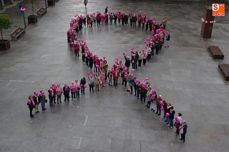 Los guijuelenses se enlazan para conmemorar la lucha contra el cáncer