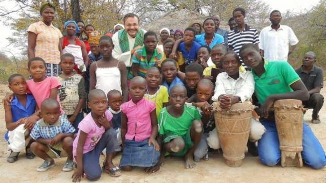 El misionero salmantino Leo Ramos Sierra con algunos de los integrantes de esta comunidad tonga en Zimbabue