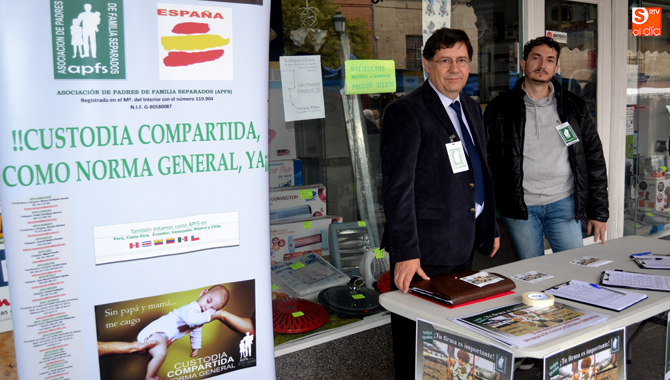 Juan Manuel López, presidente de la Asociación Nacional de padres con familias separados encabezaba la recogida de firmas