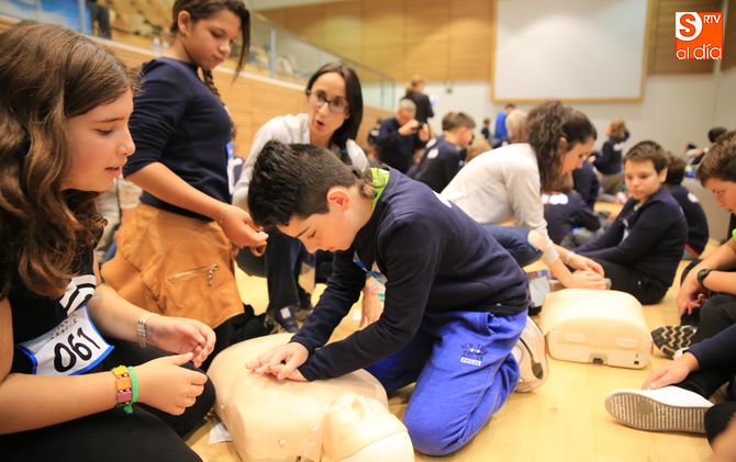 Los escolares han aprendido a realizar una reanimación cardiopulmonar. Foto: Alberto Martín
