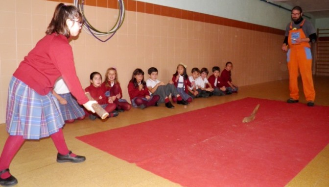 Taller de juegos tradicionales en el Colegio San Juan Bosco