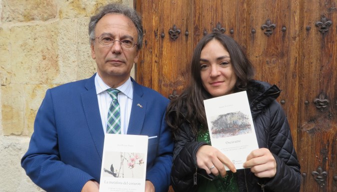 José Pulido e Ingrid Valencia con sus poemarios / Foto de Jacqueline Alencar