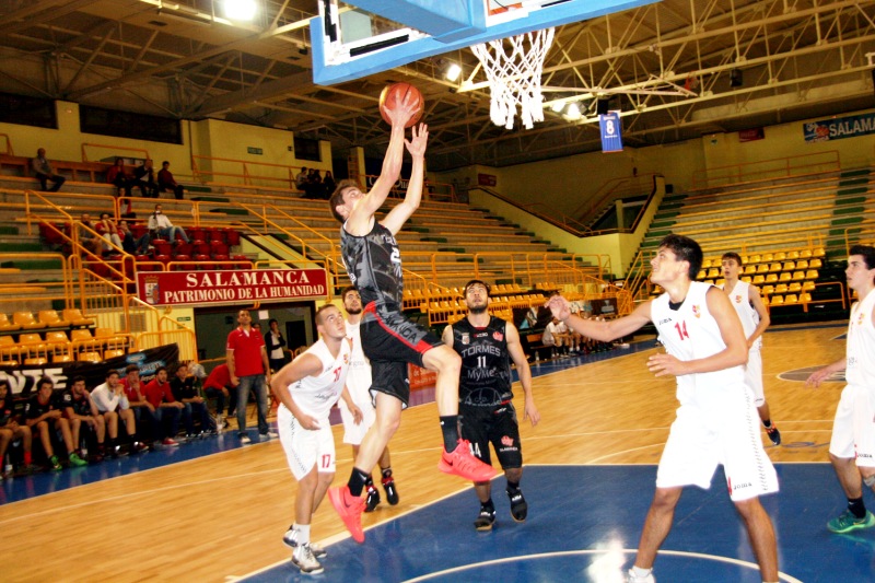 Una acción del partido disputado este sábado en el pabellón de Würzburg entre CB Tormes y La Flecha