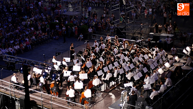 La Orquesta Sinfónica de Castilla y León en un concierto en la Plaza Mayor