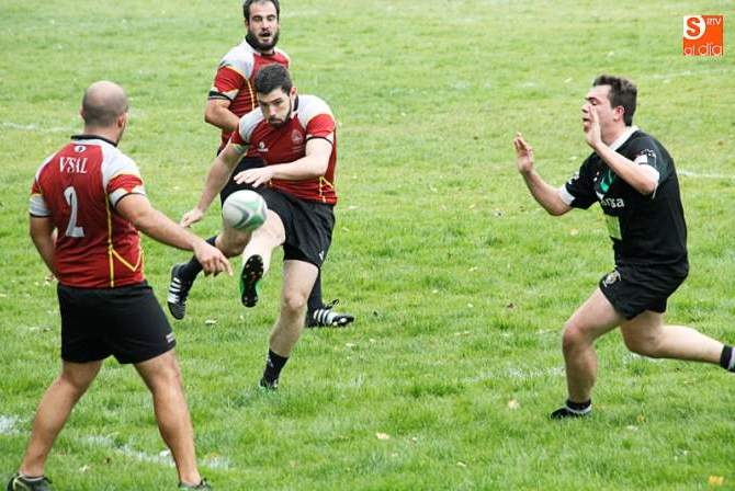 Acción de un partido del ADUS Rugby en el complejo polideportivo de Salas Bajas