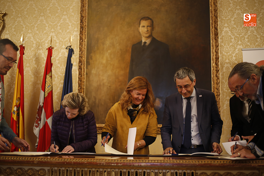 Momento de la firma de la creación de la Mesa de Voluntariado (Foto de Álex López)