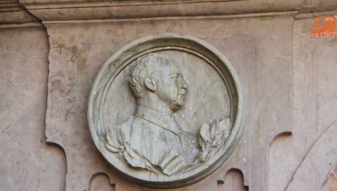 Medallón de Franco en la Plaza Mayor de Salamanca