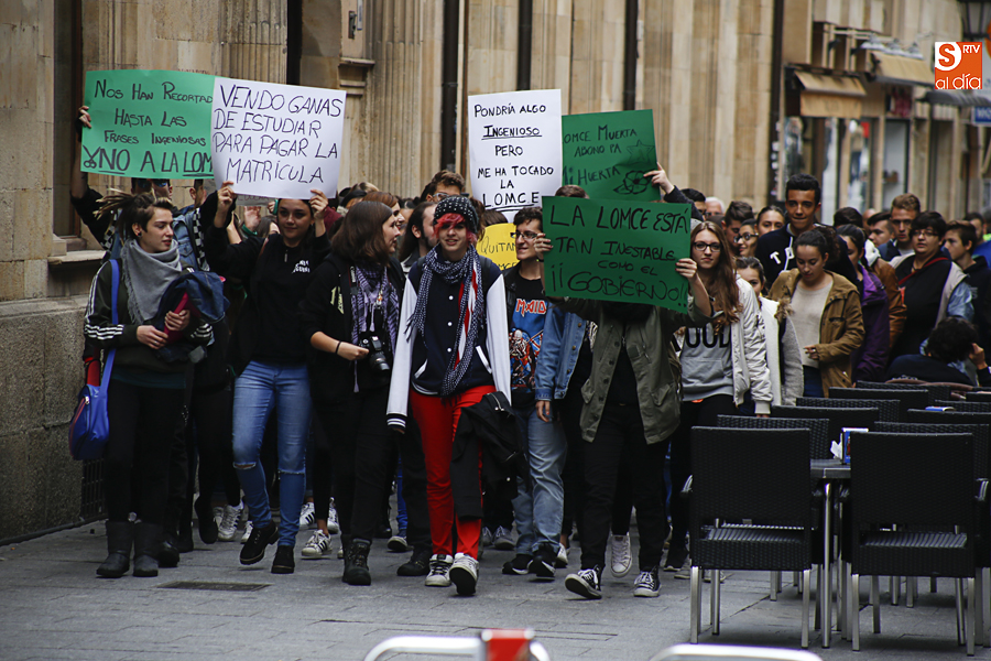 Esta mañana grupos de estudiantes se manifestaban por el centro de la ciudad / Foto de Alejandro López