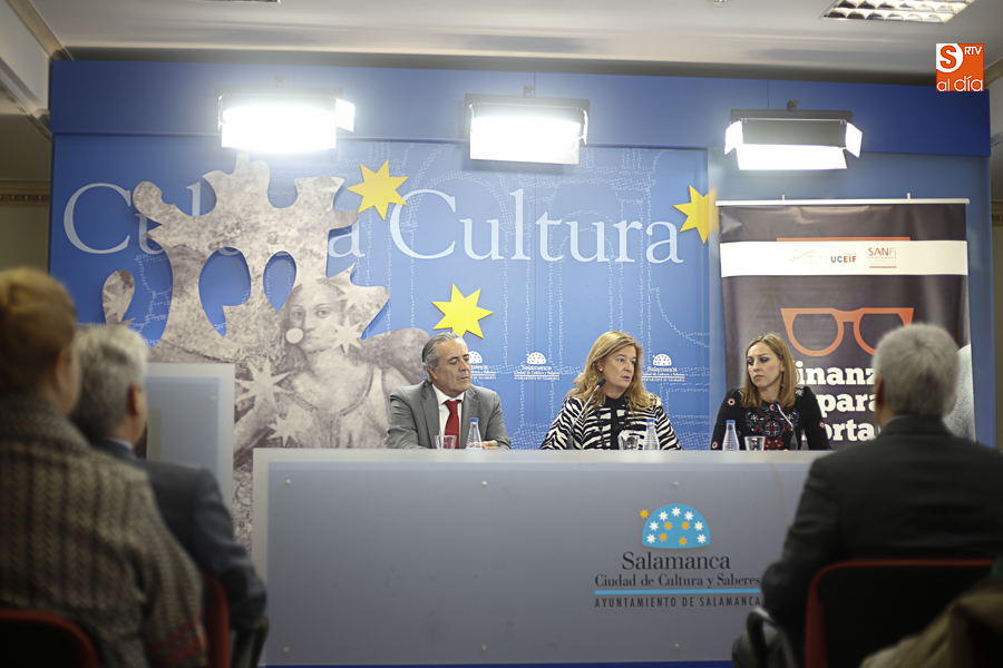 La concejala de Educación, Carmen Sánchez Bellota, en el centro, en la presentación de esta propuesta (Foto de Álex López)