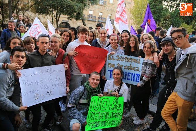 Estudiantes en la Plaza de los Bandos en la jornada de huelga general. Foto: Alberto Martín