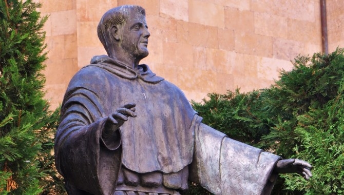 Escultura de San Juan de Sahagún, patrón de la ciudad