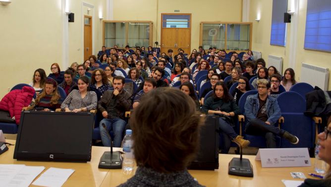 Asistentes al debate sobre lenguaje inclusivo