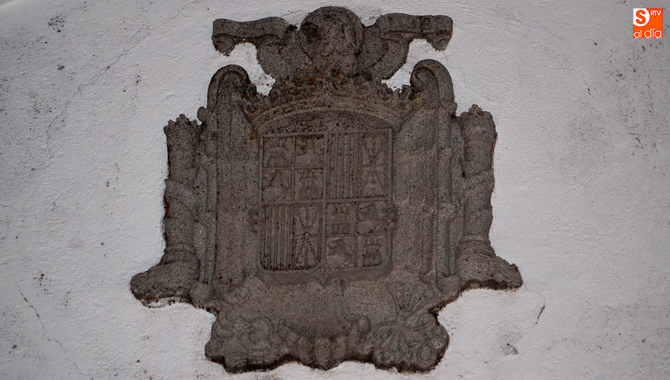 El escudo situado en el IES Germán Sánchez Ruipérez sera retirado por la Junta