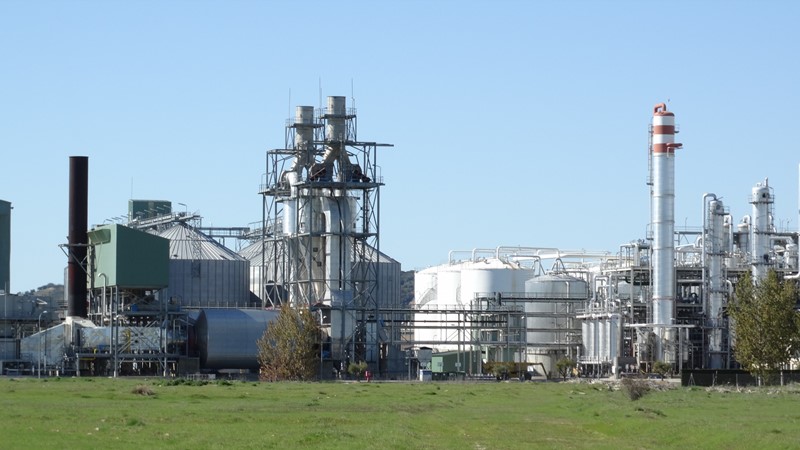 Los empleados de la fábrica de Bioetanol de Babilafuente siguen con atención la crisis de la multinacional
