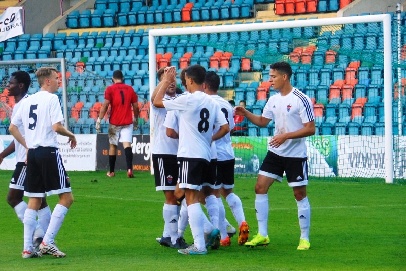 El CF Salmantino y la UD Santa Marta viven un derbi por la supremacía de la Liga  