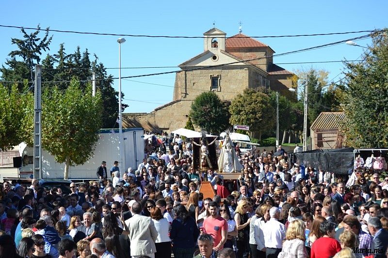Gracias al buen tiempo, una marea humana arropa la procesión por las calles del pueblo | Fotos: Marta Martín