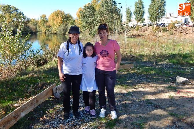 Aurora, junto a la campeona del mundo de petanca, Yolanda Matarranz (dcha.), y la campeona de Castilla y León Paloma Luis