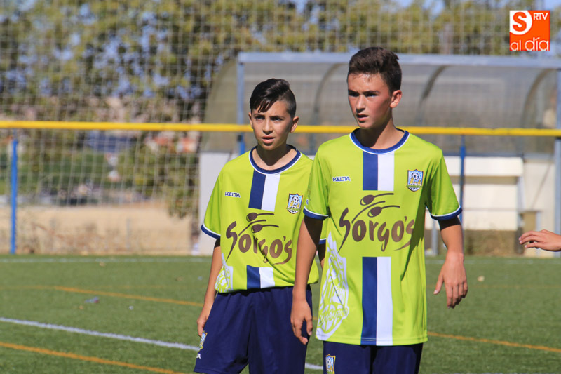 Dos jugadores del infantil del Helmántico en un partido anterior