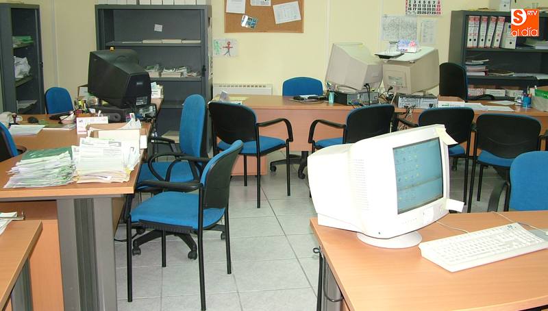 La escasez de personal en las oficinas comarcales, una de las causas del bloqueo de expedientes / CORRAL