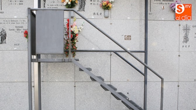 Escalera instalada para colocar las flores en los nichos. Fotos: Alberto Martín