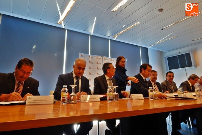 Firma del convenio entre la Consejería de Fomento y 5 ayuntamientos de la provincia, este jueves en Salamanca